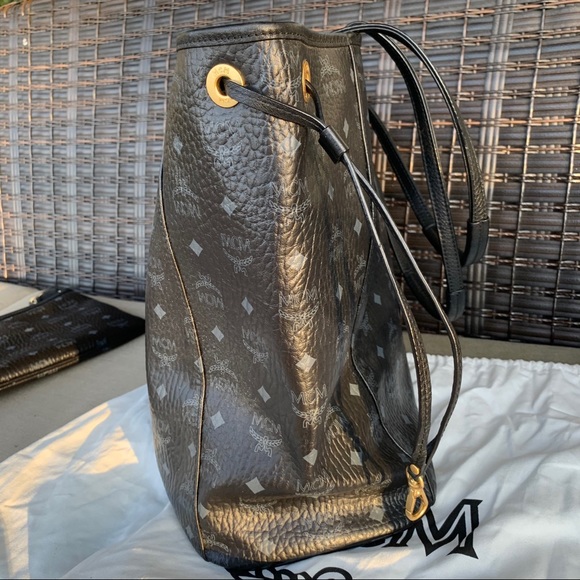 *SOLD* MCM Large Anya Reversible Tote with pouch - Picture 7 of 16